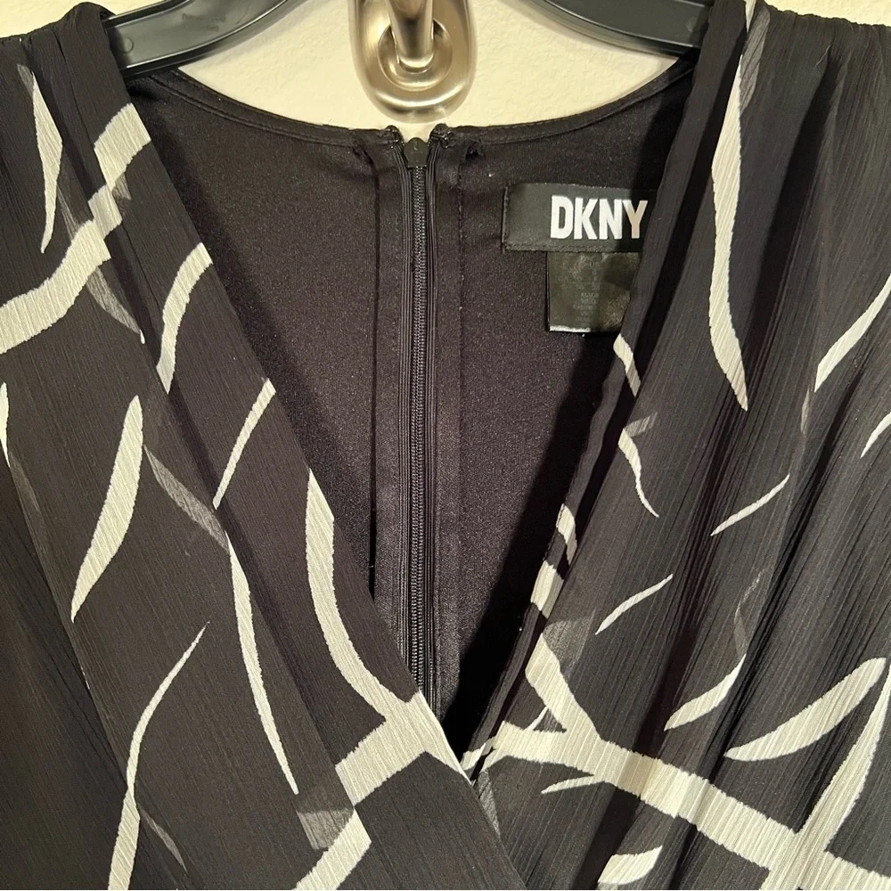 DKNY Black and White Asymmetrical Sheath Dress Size 6 - Picture 3 of 8
